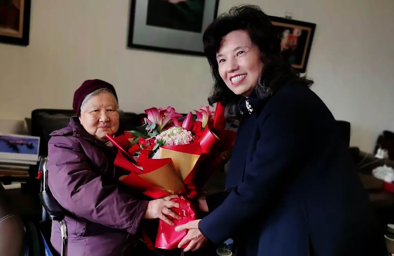 1党委书记文云英看望慰问原党委书记田宝莹.jpg 1党委书记文云英看望慰问原党委书记田宝莹.jpg