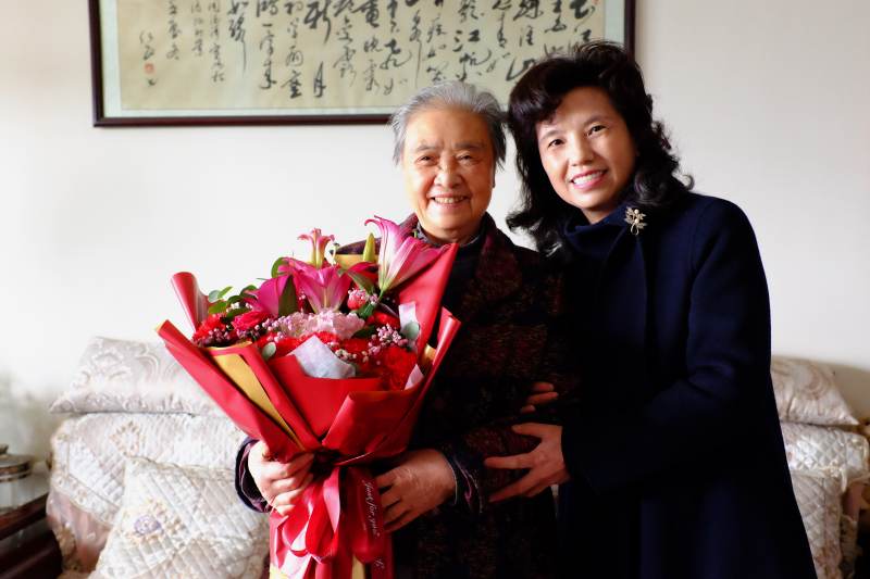 2党委书记文云英看望慰问原党委书记王慧才.jpg 2党委书记文云英看望慰问原党委书记王慧才.jpg