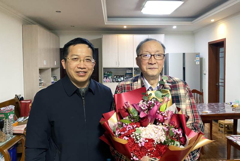 3党委副书记、院长文锋看望慰问原院长黄万品.jpg 3党委副书记、院长文锋看望慰问原院长黄万品.jpg