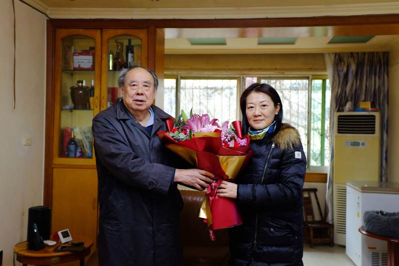 5党委副书记侯钫看望慰问原党委书记谭维明.jpg 5党委副书记侯钫看望慰问原党委书记谭维明.jpg