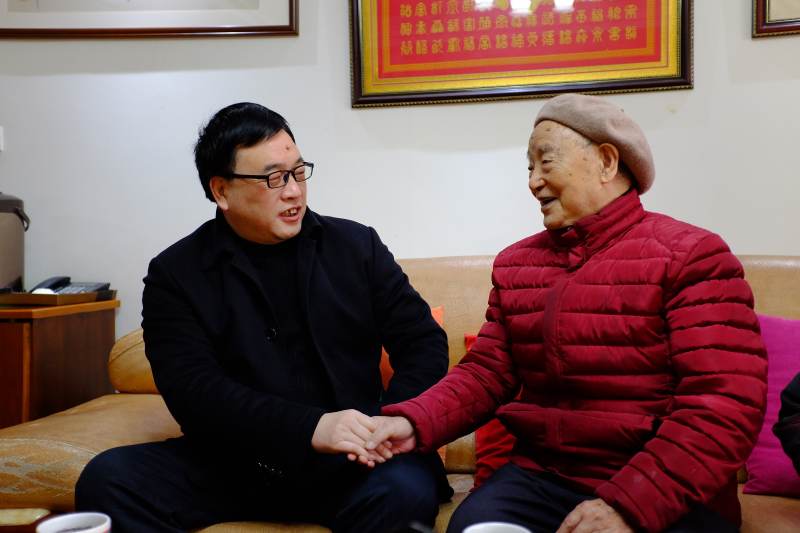 8党委副书记、纪委书记魏文彪慰看望慰问离休干部、原副院长陈光发.jpg 8党委副书记、纪委书记魏文彪慰看望慰问离休干部、原副院长陈光发.jpg