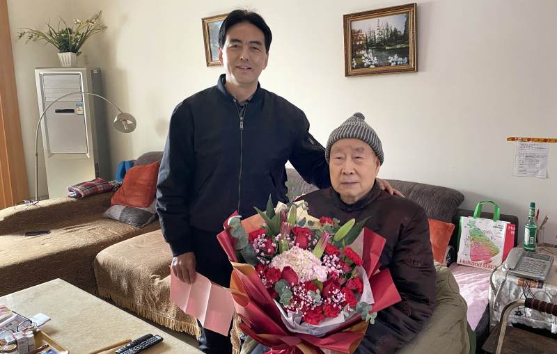12党委常委雍敦全看望慰问离休干部岳中海.jpg 12党委常委雍敦全看望慰问离休干部岳中海.jpg