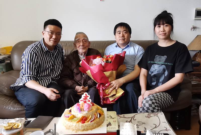 1.与邹家驹老人合影留念.jpg 1.与邹家驹老人合影留念.jpg