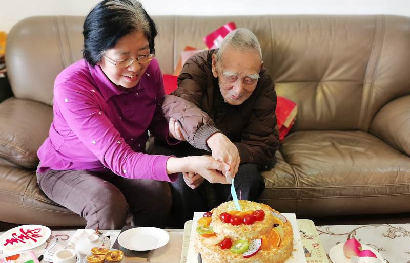 3.邹家驹老人切生日蛋糕.jpg 3.邹家驹老人切生日蛋糕.jpg