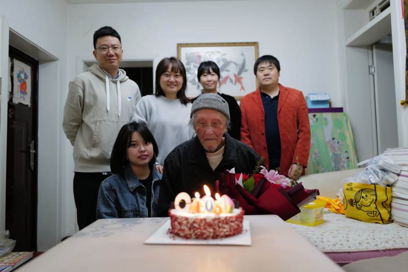 4.和陈光新老人合影留念.jpg 4.和陈光新老人合影留念.jpg
