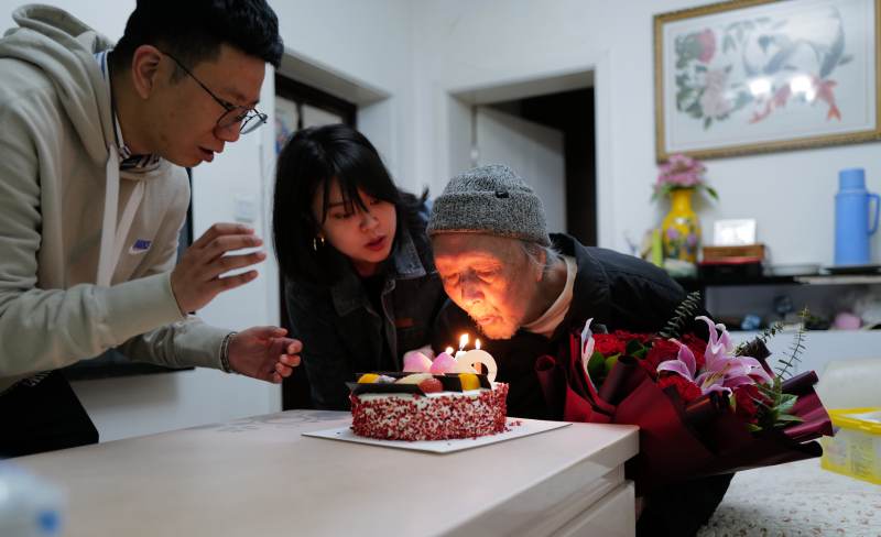 5.陈光新老人吹生日蜡烛.jpg 5.陈光新老人吹生日蜡烛.jpg