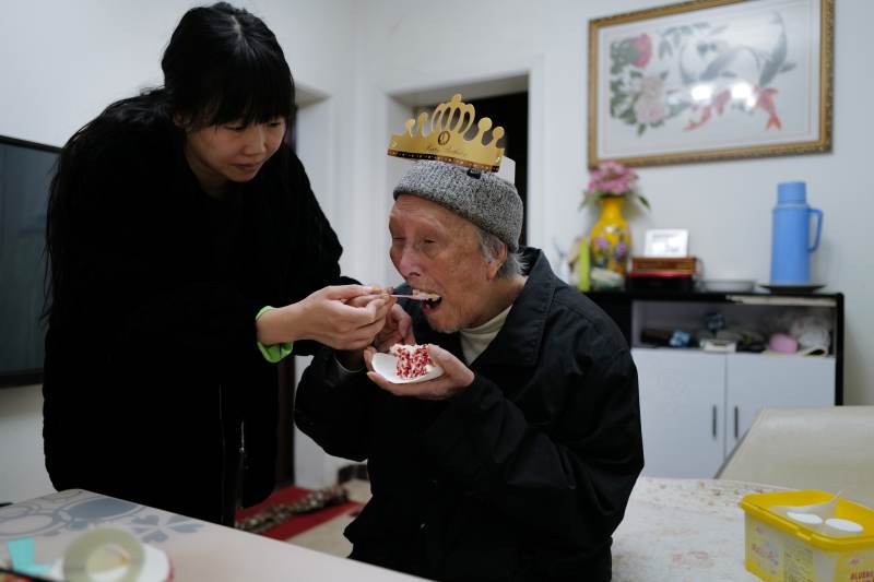 6.陈光新老人吃生日蛋糕.jpg 6.陈光新老人吃生日蛋糕.jpg