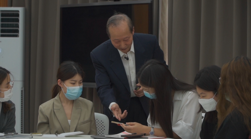 04刘老师和学生结对交流.jpg 04刘老师和学生结对交流.jpg