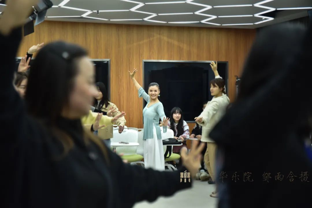 尹佳玲老师2.jpg 尹佳玲老师2.jpg